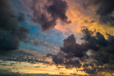 Panoranik Gündoğumu ya da gün batımı renkli bulutlu gökyüzü. Turuncu günbatımı bulutları