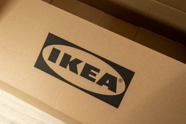 Varşova, Polonya - 1 Mayıs 2024: Ikea logosu paket kutusunda. Ikea logosu olan karton dağıtım kutuları