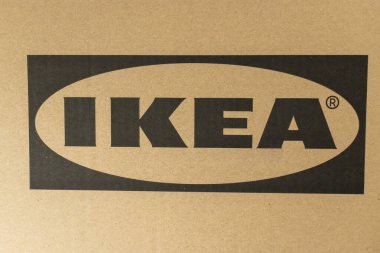 Varşova, Polonya - 1 Mayıs 2024: Ikea logosu paket kutusunda. Ikea logosu olan karton dağıtım kutuları