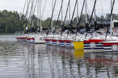 Mikolajki Polonya - 9 Ağustos 2024: Mikolajskie Gölü 'ne demir atmış tekneler ve yelkenler. Masuria - Polonya 'da bir turizm bölgesi