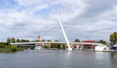 Mikolajki Polonya - 9 Ağustos 2024: Mikolajskie Gölü ve köprü. Masuria - Polonya 'da bir turizm bölgesi