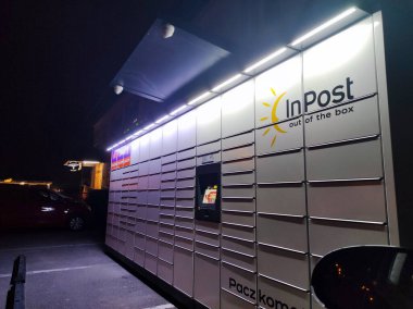 Polonya - 25 Mart 2024: InPost Paczkomat paket dolabının ekranı.