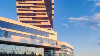 Ofis binası cephesi. Modern cam bir binayı kapatın. İş binaları mimarisi.