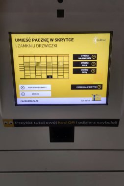 Rzeszow, Polonya - 25 Mart 2024: InPost Paczkomat paket dolabının ekranı.
