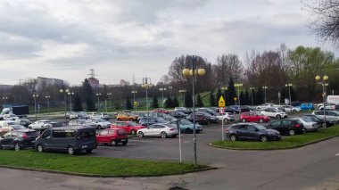 Rzeszow, Polonya - 1 Mayıs 2024: Otoparkın dışında bir sürü araba var.