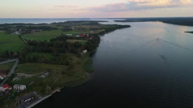 Mikolajki, Polonya - 9 Ağustos 2024: 4K panoramik hava manzaralı video İHA 'dan Mikolajki' ye - Masurian bölgesinin başkenti. Mikolajki, Polonya, Avrupa, Tatil beldesi
