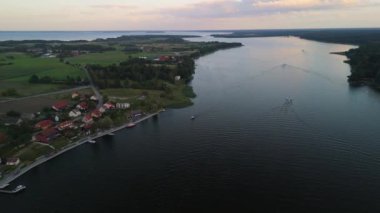 Mikolajki, Polonya - 9 Ağustos 2024: 4K panoramik hava manzaralı video İHA 'dan Mikolajki' ye - Masurian bölgesinin başkenti. Mikolajki, Polonya, Avrupa, Tatil beldesi