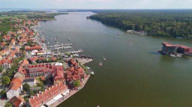 Mikolajki, Polonya - 9 Ağustos 2024: 4K panoramik hava manzaralı video İHA 'dan Mikolajki' ye - Masurian bölgesinin başkenti. Mikolajki, Polonya, Avrupa, Tatil beldesi