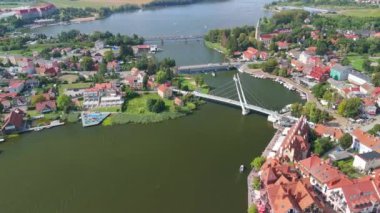 Mikolajki, Polonya - 9 Ağustos 2024: 4K panoramik hava manzaralı video İHA 'dan Mikolajki' ye - Masurian bölgesinin başkenti. Mikolajki, Polonya, Avrupa, Tatil beldesi