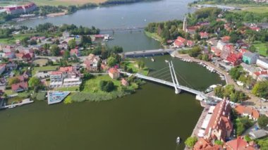 Mikolajki, Polonya - 9 Ağustos 2024: 4K panoramik hava manzaralı video İHA 'dan Mikolajki' ye - Masurian bölgesinin başkenti. Mikolajki, Polonya, Avrupa, Tatil beldesi
