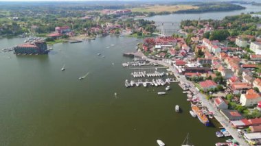 Mikolajki, Polonya - 9 Ağustos 2024: 4K panoramik hava manzaralı video İHA 'dan Mikolajki' ye - Masurian bölgesinin başkenti. Mikolajki, Polonya, Avrupa, Tatil beldesi