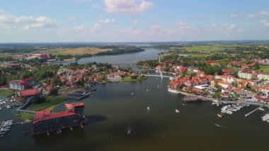 Mikolajki, Polonya - 9 Ağustos 2024: 4K panoramik hava manzaralı video İHA 'dan Mikolajki' ye - Masurian bölgesinin başkenti. Mikolajki, Polonya, Avrupa, Tatil beldesi