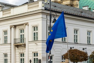 Varşova, Polonya 'da Avrupa Birliği bayrağı taşıyan bir binanın mimari detayları. Tarihin ve modernliğin bir karışımı şehir manzarasında yakalandı..