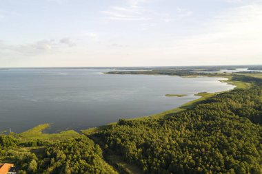 Masuria 'daki Niardwy Gölü' nün panoramik hava aracı görüntüsü geniş sularını ve manzarasını gözler önüne seriyor..