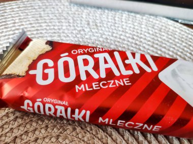 Varşova, Polonya - 1 Ekim 2023: Bir Goralki çikolatası ambalajının yakın çekimi, Polonya 'nın belirgin kırmızı ve beyaz tasarımını içeriyor. Tatlı yemek.