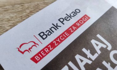 Varşova Polonya - Temmuz 12024: Pekao Bankası logosu Polonya bankasının ambleminin tasarımını vurguluyor.
