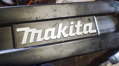 Varşova Polonya - Temmuz 12024: Makita logosunun kapatılması araç markasının tasarımını vurguluyor.