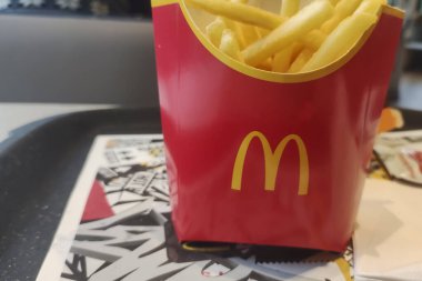 Varşova Polonya - 15 Eylül 2024: McDonald 's kızartmaları ambalajlı ambalajda belirgin bir şekilde sergileniyor.