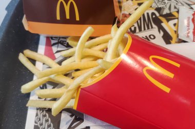 Varşova Polonya - 15 Eylül 2024: McDonald 's' taki kızartmalar logo simgesi fast food ürünleriyle damgalandı.