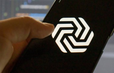 Varşova, Polonya - 3 Ekim 2023: Ekranda ChatGPT logosunu gösteren akıllı telefonu tutan bir el, dijital iletişimdeki teknoloji ve yeniliği simgeliyor.