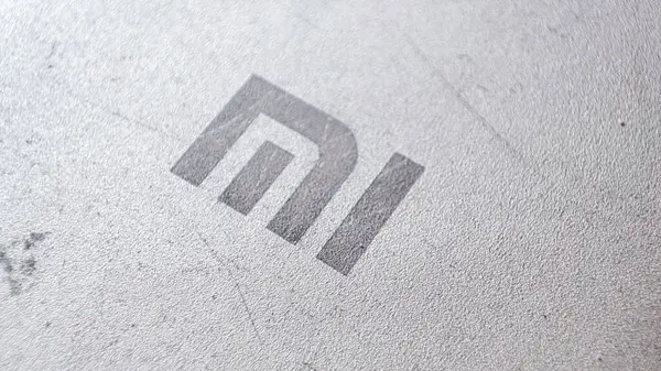 Varşova Polonya - Temmuz 12024: Xiaomi logosunun kapanışı Mi markasının kendine özgü logosunu gösteriyor.