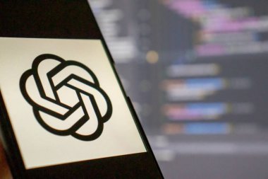Varşova, Polonya - 3 Ekim 2023: ChatGPT logosunu canlı ekran arkaplanında gösteren bir akıllı telefon, yapay zeka teknolojisi ve iletişimdeki yeniliği vurguluyor..