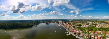 Masuria 'da Mikoajki' nin yaz havası manzarası resimli gölleri ve canlı yeşillikleri vurguluyor..