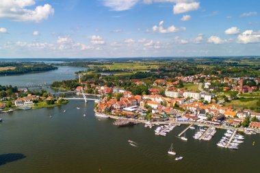 Mikolajki Gölü 'nün yaz aylarındaki insansız hava aracı çekimi canlı manzarayı ve berrak suları vurguluyor..