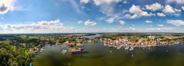 Yazın Masuria 'da Mikoajki' nin panoramik hava manzarası manzara gölleri ve yemyeşil manzaraları sergiliyor..