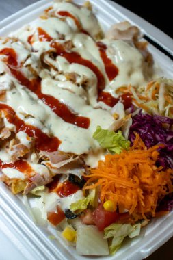 Izgara tavuk kremalı soslar ve taze sebzeler içeren lezzetli ve renkli bir tabak yemek. Yemek meraklıları ve mutfak sunumları için mükemmel..