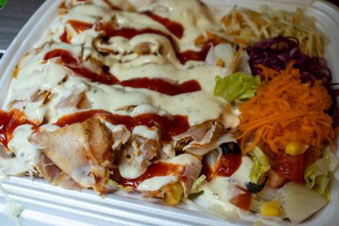 Taze sebzelerle süslenmiş kremalı soslu lezzetli bir tabak tavuk. Sağlıklı bir yemek arayan yemek severler için mükemmel..