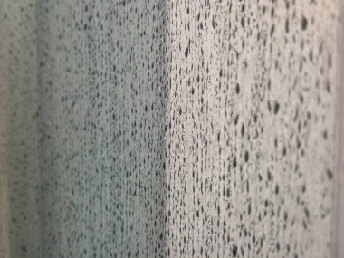 Görünür su damlacıklarıyla dokulu bir yüzeye yakın çekim yapmak ilginç bir soyut tasarım yaratır. Arkaplan ya da sanatsal kavramlar için mükemmel.