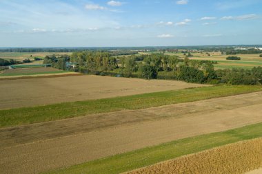 Temiz bir gökyüzü altında canlı renklerde güzel kırsal alanların havadan görünüşü