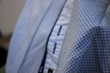 Moda tasarımcıları ve tekstil meraklıları için mükemmel modern terzilik detaylarını sergileyen desenli kumaşların yakın çekimi. Benzersiz dokular giyim tasarımını geliştirir.