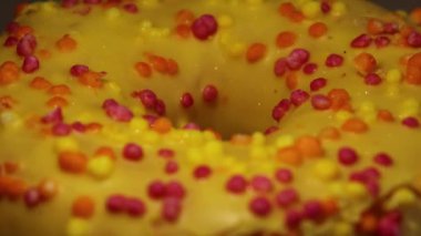 Rengarenk serpiştirilmiş lezzetli sarı donut, tatlı tatlılar için mükemmel. Yemek blogları ya da tatlı menüleri için harika.