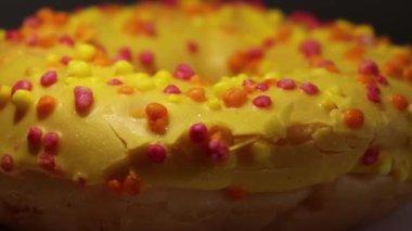Rengarenk serpiştirilmiş lezzetli sarı donut, tatlı tatlılar için mükemmel. Yemek blogları ya da tatlı menüleri için harika.
