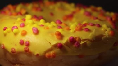 Rengarenk serpiştirilmiş lezzetli sarı donut, tatlı tatlılar için mükemmel. Yemek blogları ya da tatlı menüleri için harika.