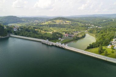 Solina Barajı 'nın havadan manzarası doğanın güzelliğini ve mühendislik harikasını gözler önüne seriyor..