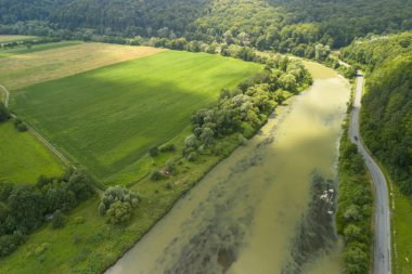 Bereketli yeşil alanlar, dolambaçlı bir nehir ve yoğun ormanlar barındıran sakin bir manzaranın havadan görünüşü doğanın güzelliğini ve huzurlu kırsal manzarayı gözler önüne seriyor..