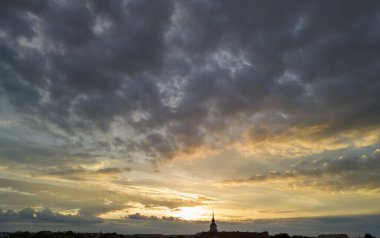 Gün batımında hareketli bulutlar ve sıcak renkler büyüleyici bir atmosfer yaratıyor. Manzara severler ve doğa meraklıları için ideal..