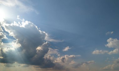 Bulutlarla ve güneş ışığıyla dolu güzel bir gökyüzü dinlenmek ya da ilham vermek için mükemmel sakin bir atmosfer yaratır. Özgeçmiş veya doğayla ilgili projeler için ideal.