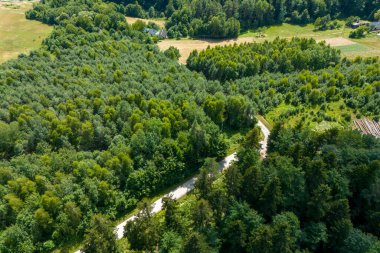 Bereketli yeşil ormanların ve dolambaçlı yolların havadan görünüşü doğanın güzelliğini ve sakin açık hava manzaralarını gözler önüne seriyor..