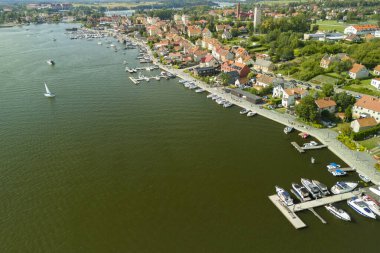 Mikolajki kasabasının tekneleri ve büyüleyici evleriyle deniz manzarası. Seyahat eğlencesi ve doğa temaları için mükemmel..