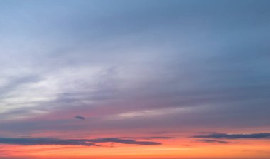 Ufukta bulutlar görünen renkli günbatımı gökyüzü arka plan ya da sakin doğa görüntüsü için mükemmel..