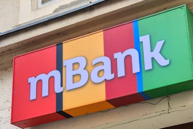 Rzeszow Polonya - 20 Eylül 2024: Polonya 'daki modern bankacılık hizmetleri ve erişilebilirliği sembolize eden bir binanın dış cephesinde belirgin bir şekilde parlayan bir mBank tabelası.