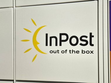 Rzeszow Polonya - 20 Eylül 2024: InPost logosu modern tasarımı gösteren beyaz bir arka plan karşıtlığı. Paket teslimatındaki kolaylığın sembolü..