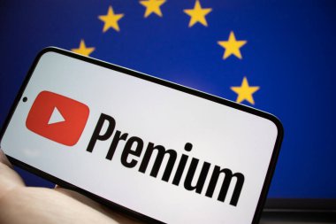 Varşova Polonya - 20 Eylül 2024: Bir el, Avrupa Birliği bayrağının bir zemininde YouTube Premium logosunu gösteren bir akıllı telefonu tutuyor.
