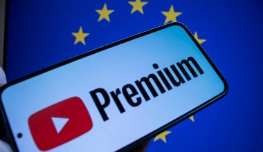 Varşova Polonya - 20 Eylül 2024: Avrupa Birliği bayrağının bir zemininde YouTube Premium logosunu gösteren bir akıllı telefonun yakın çekimi. İzleme deneyiminizi geliştirin.