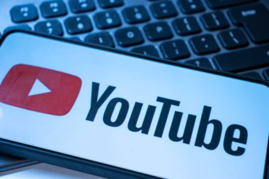 Varşova Polonya - 20 Eylül 2024: Günümüz iletişiminde dijital medyanın etkisini vurgulayan YouTube logosunu gösteren bir akıllı telefonun yakın çekimi.
