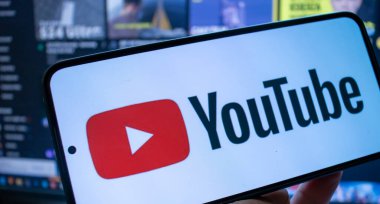 Varşova Polonya - 20 Eylül 2024: Günümüzün teknoloji odaklı dünyasında dijital medya ve çevrimiçi içerik tüketimini sembolize eden YouTube logosunu gösteren akıllı telefonun yakın çekimi.